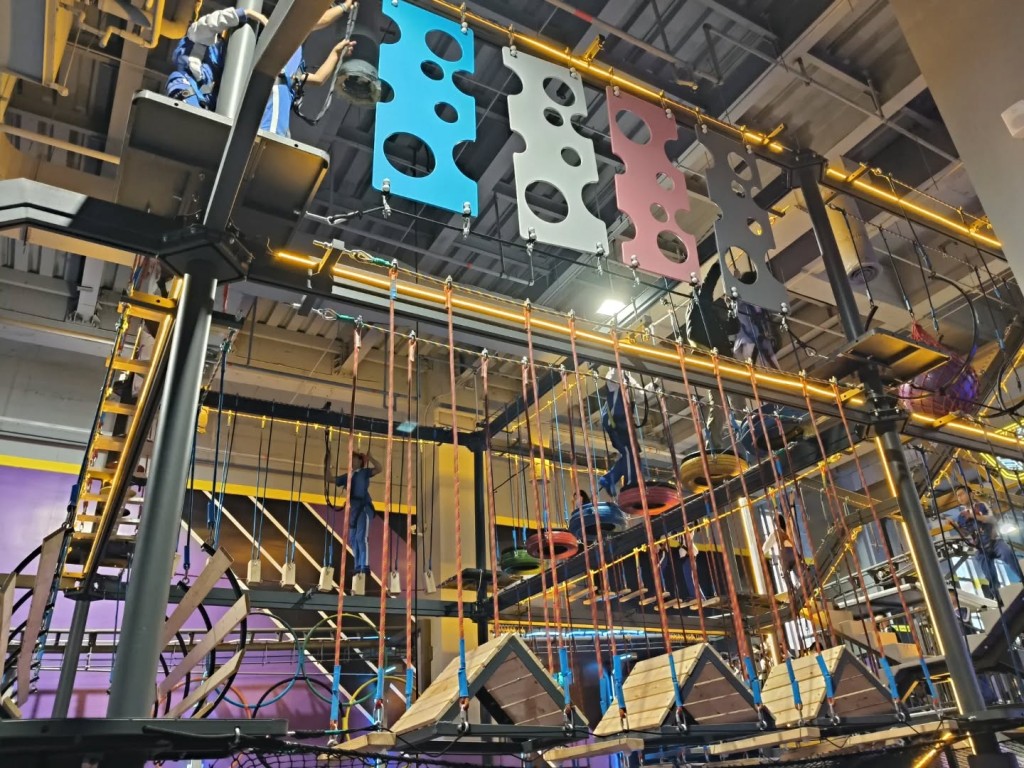 空气湃占地约19万呎，楼高两层，分为12个主题游戏区， 提供超过100项游乐项目。（图片来源：《亲子王》）