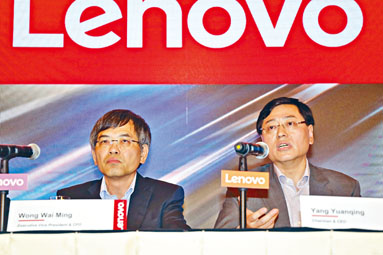 ■联想董事长杨元庆（右）与首席财务官黄伟明（左）上周出席业绩会。