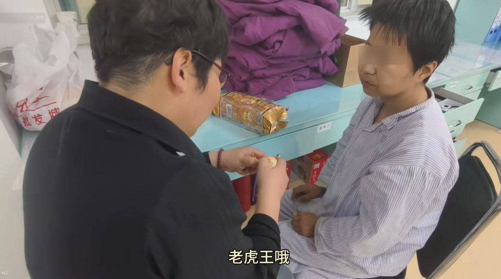 卜某的嫂子（中)常分享卜某的康复情况。