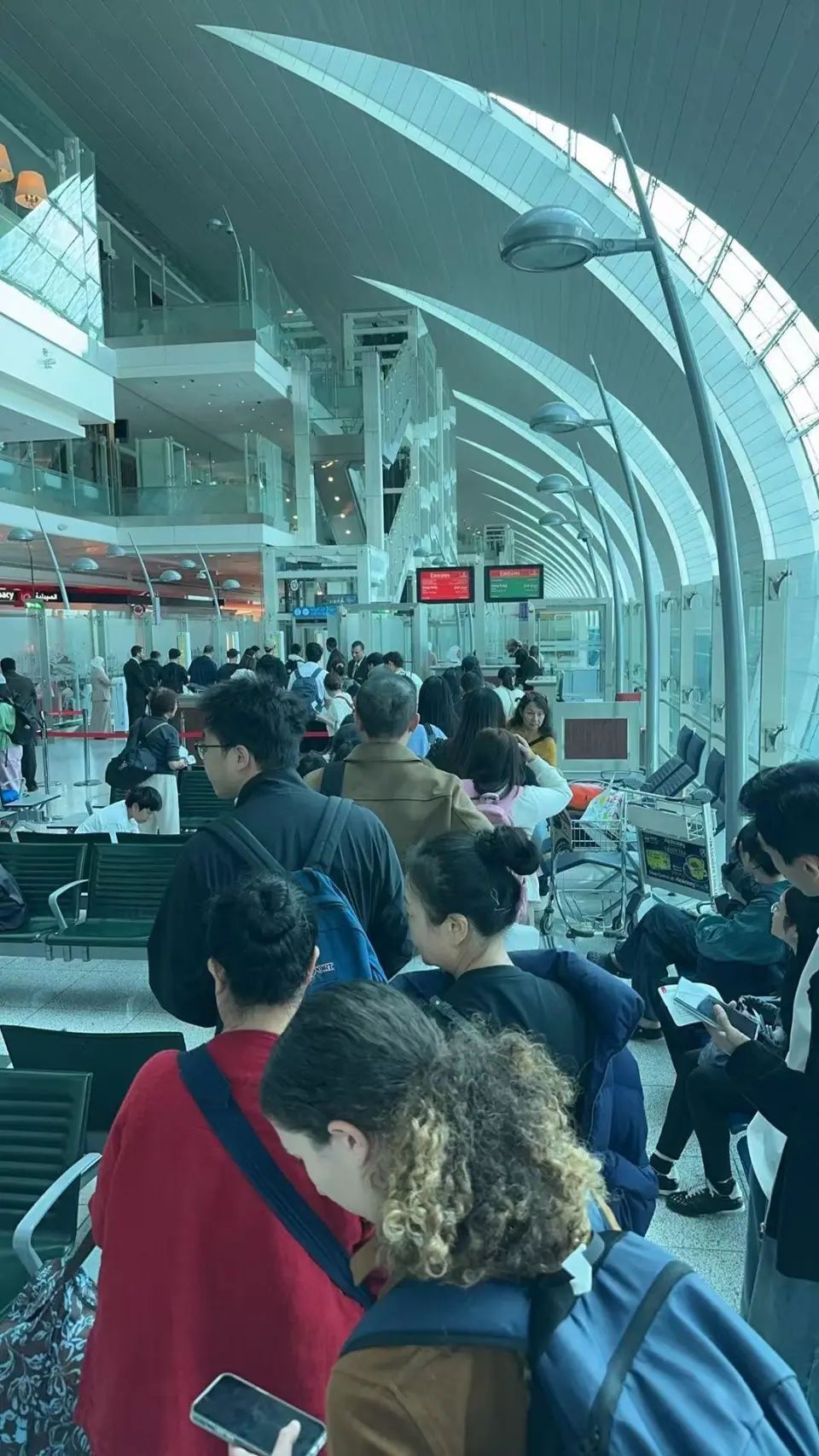 來自杭州的旅客曾曾指，杜拜機場秩序大致良好。潮新聞