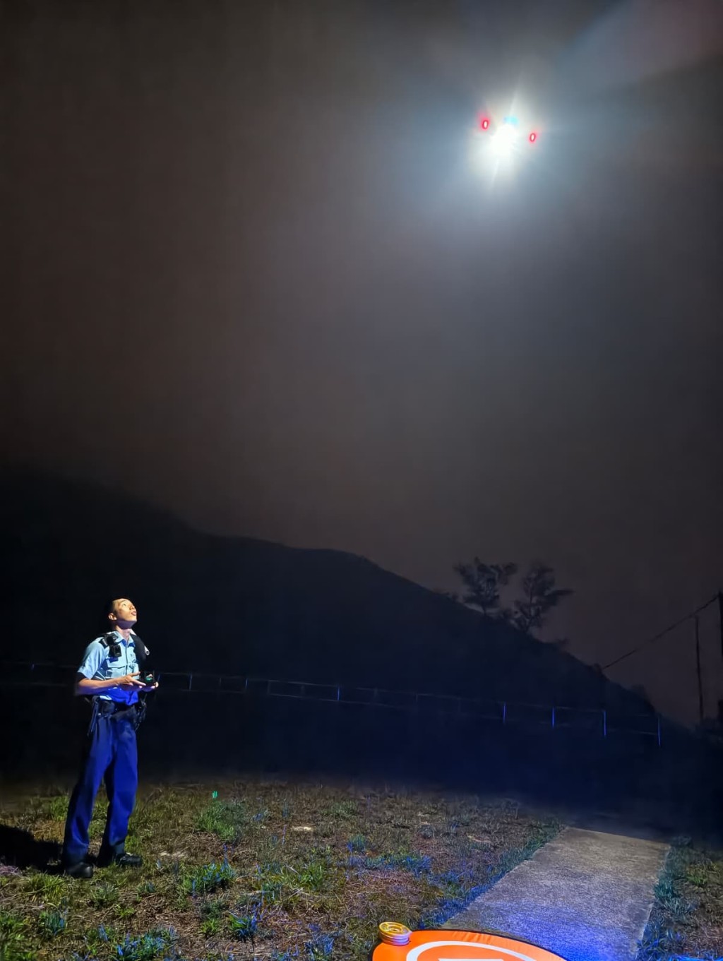 警方無人機隊亦進行夜間空域巡邏,強化執法效能。 警方無人機隊亦進行夜間空域巡邏,強化執法效能。
