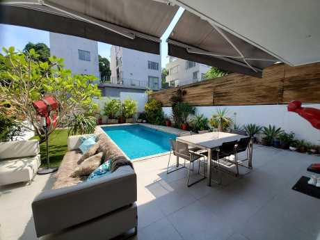 屋外連的花園設有泳池，戶主可隨時於此暢泳。