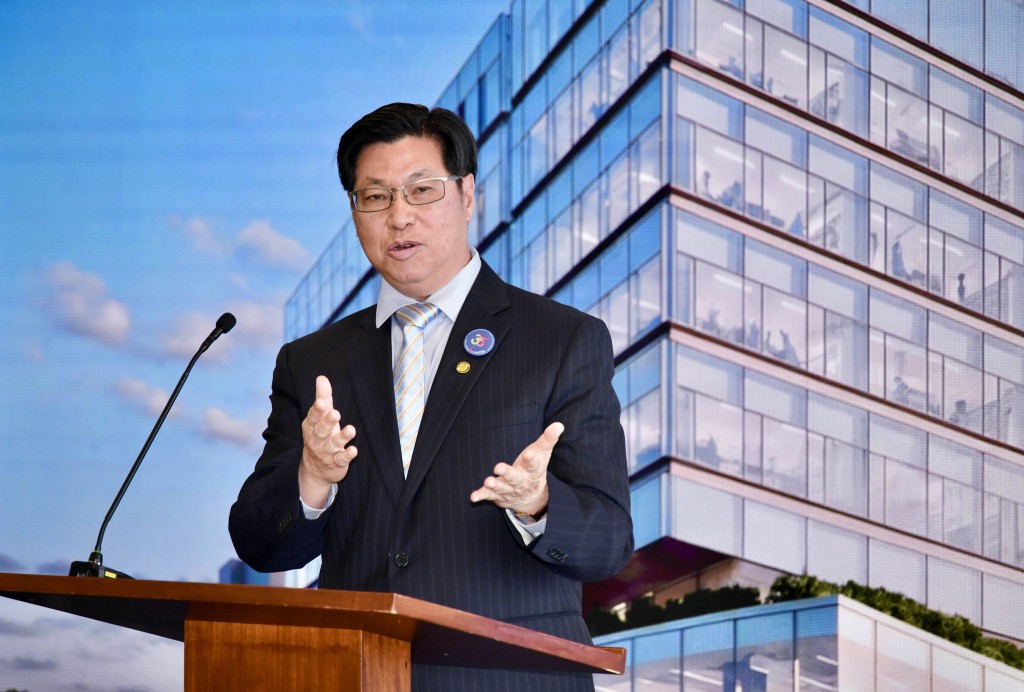 李競存表示,已延攬約300名教授,師資來源主要包括外國聘請的學者、醫管局資深退休醫生,以及本港另外兩間大學的退休教授。資料圖片 李競存表示,已延攬約300名教授,師資來源主要包括外國聘請的學者、醫管局資深退休醫生,以及本港另外兩間大學的退休教授。資料圖片