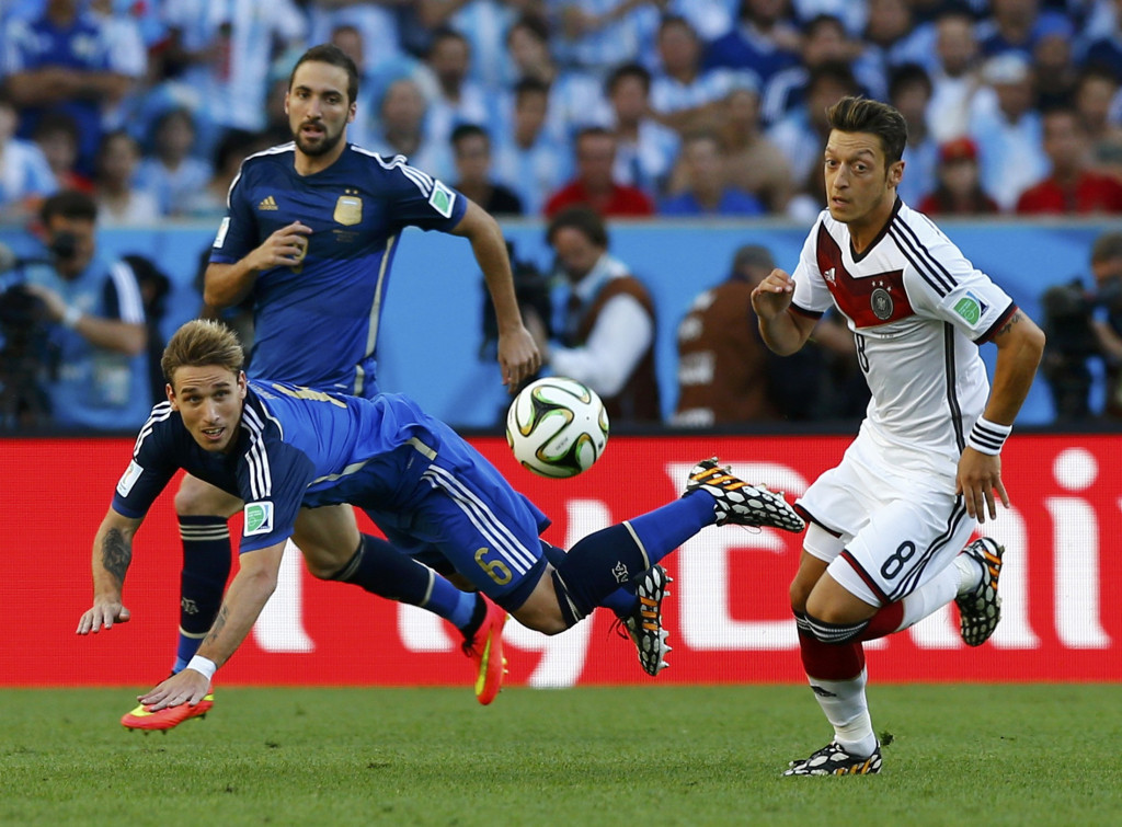 奧斯爾(右)於2014世界盃決賽對阿根廷表現出色。。資料圖片