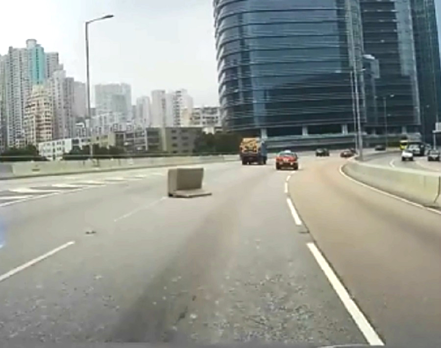 觀塘繞道有梳化從貨車上跌落公路。KiT Li影片截圖