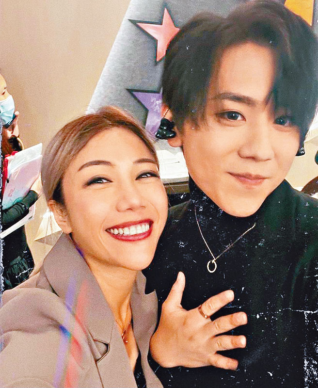 彭秀慧興奮表示今次和姜濤，對方騷晒五隻手指。