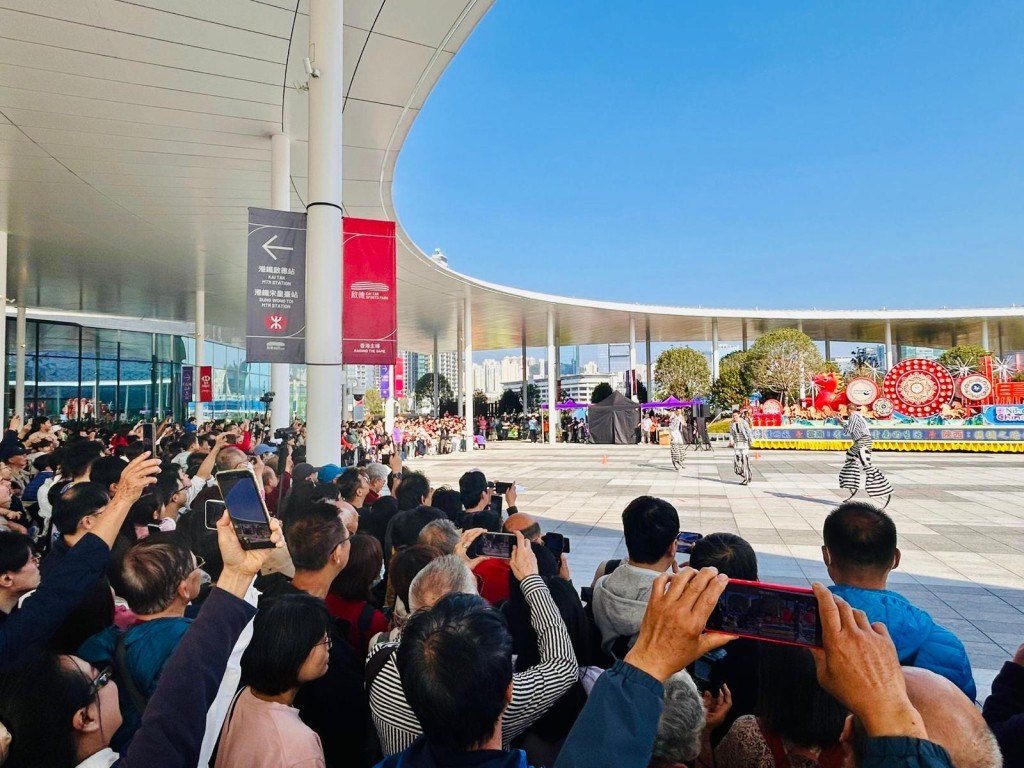 8輛賀年花車一連九日供市民免費觀賞。 8輛賀年花車一連九日供市民免費觀賞。