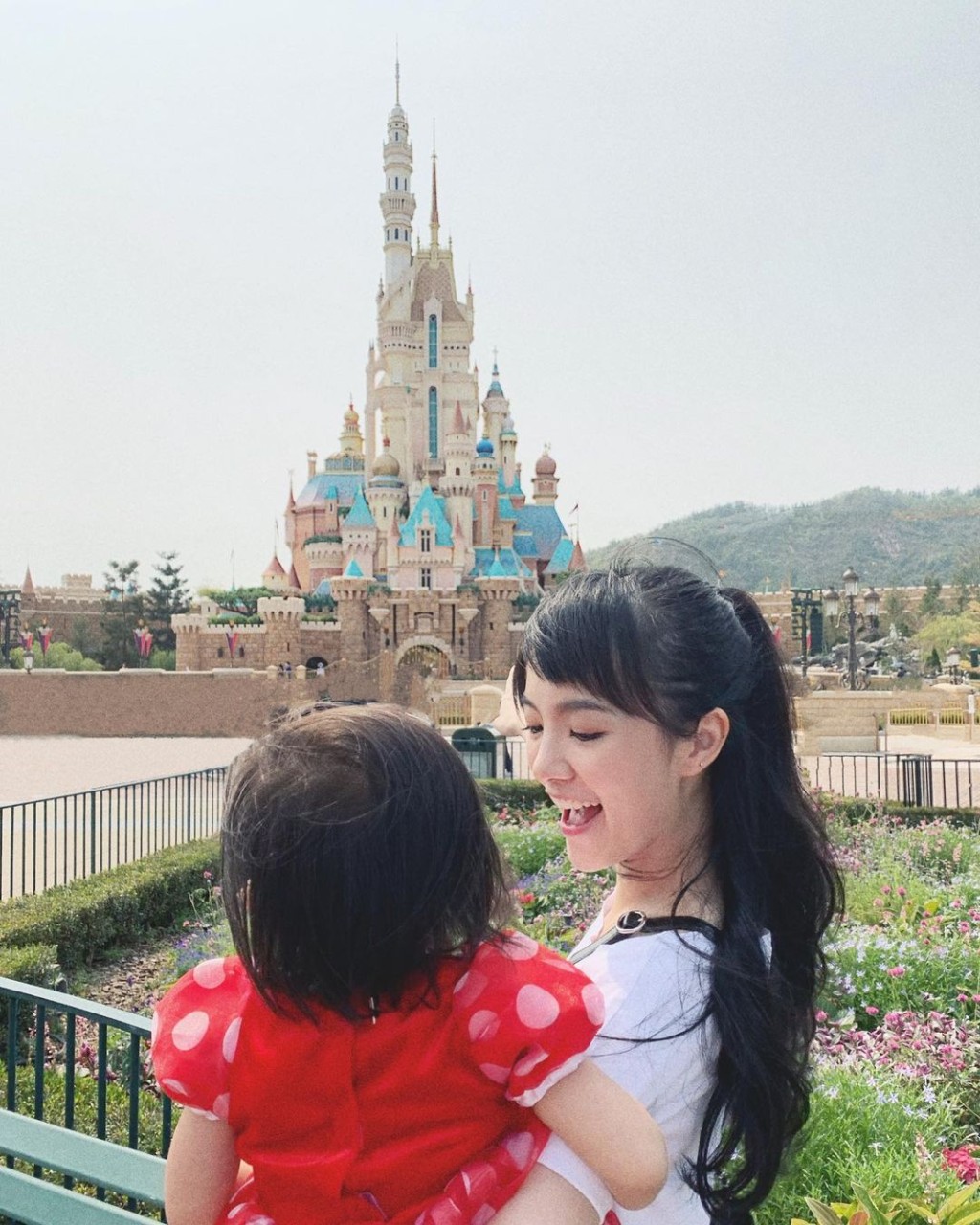 陳嘉寶經常帶女兒去主題公園玩。