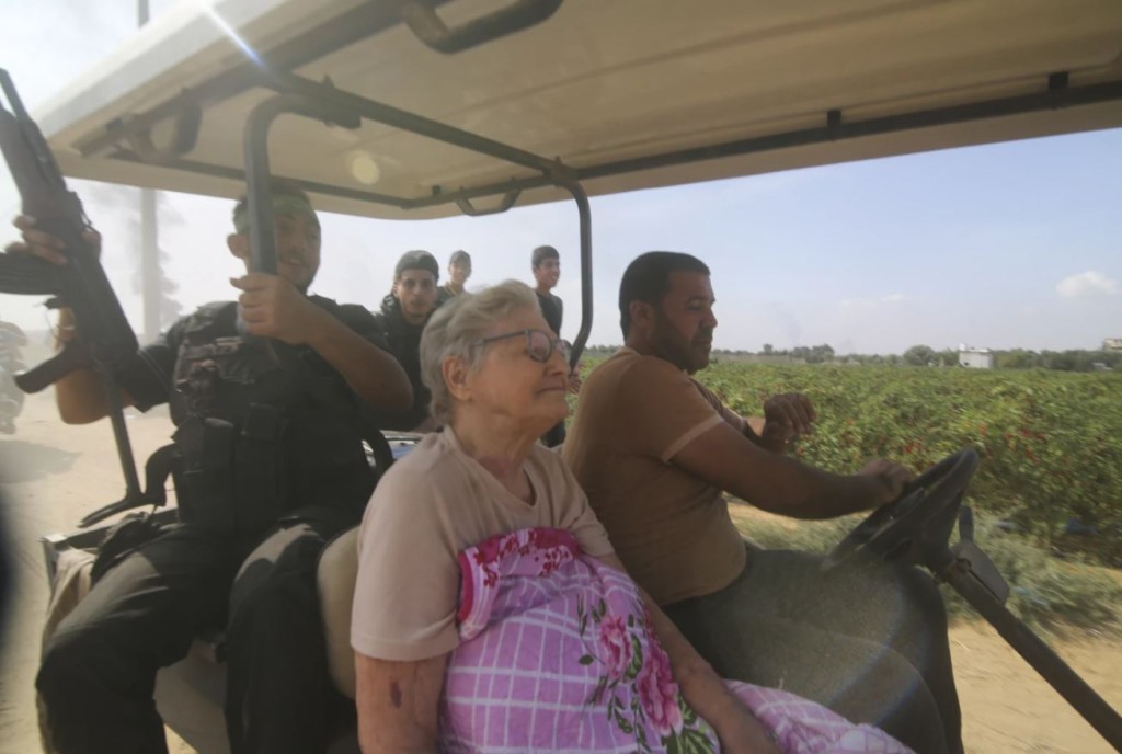 即使年纪老迈的妇女，哈马斯分子也照样掳走。美联社