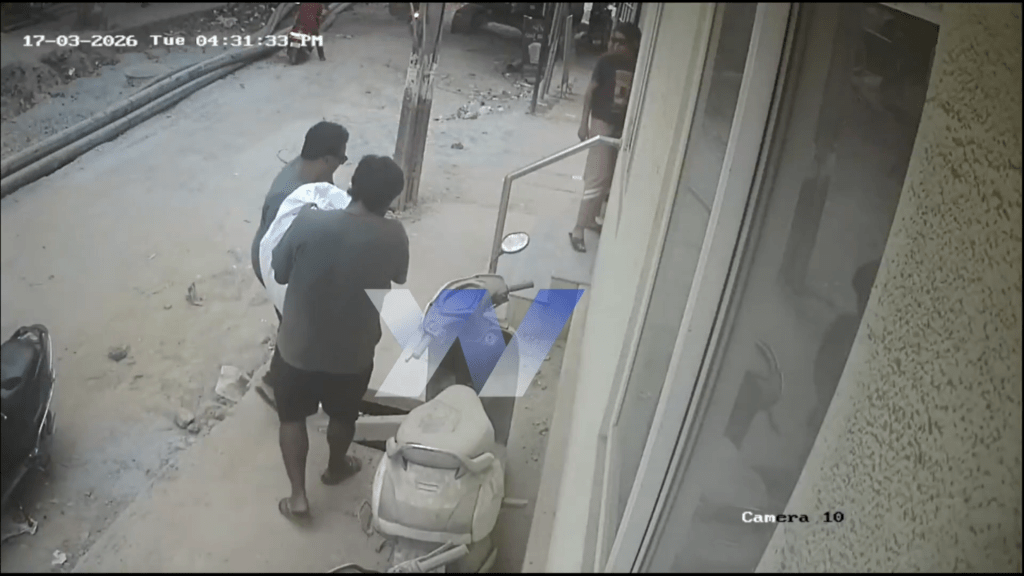 2名壮汉大费周章地把“人肉快递”抬到门市。 X@path2shah