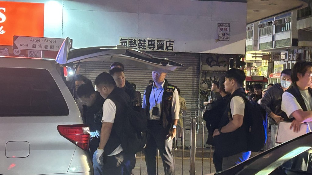 警方即場進行搜車。蔡楚輝攝 警方即場進行搜車。蔡楚輝攝