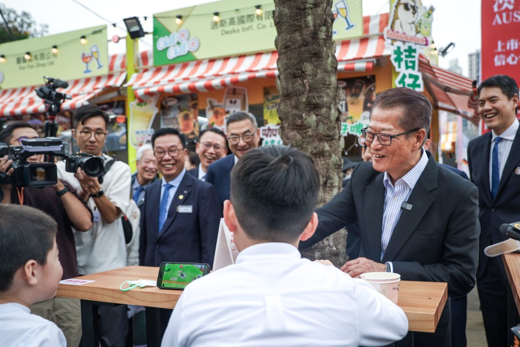 財政司司長陳茂波到小食攤擋。