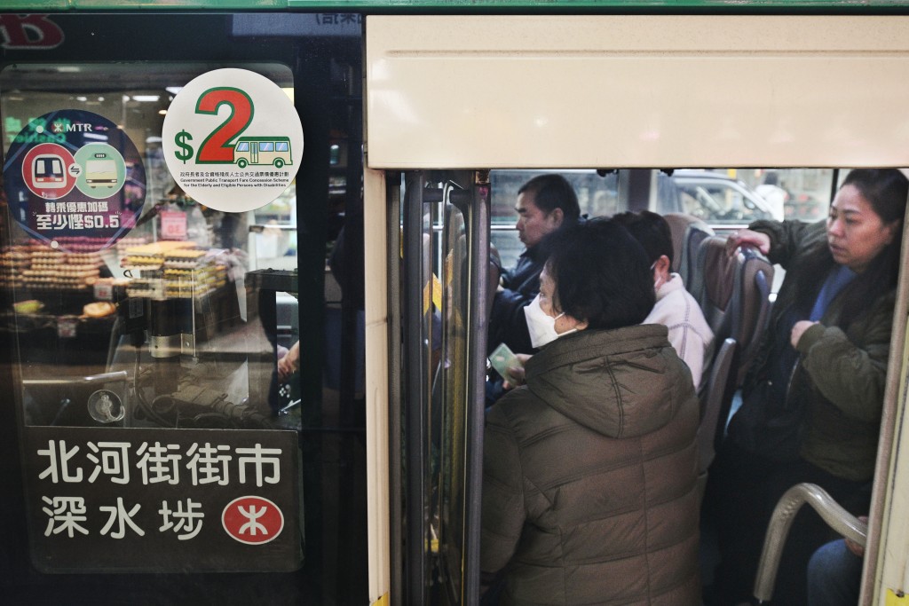 政府於去年預算案提出，收緊長者2元乘車優惠。資料圖片