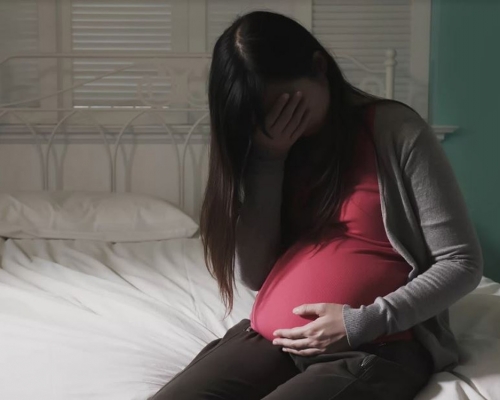 準老爺奶奶逼驗胎兒DNA才能入門，女子問心無愧但感委屈。（示意圖）
