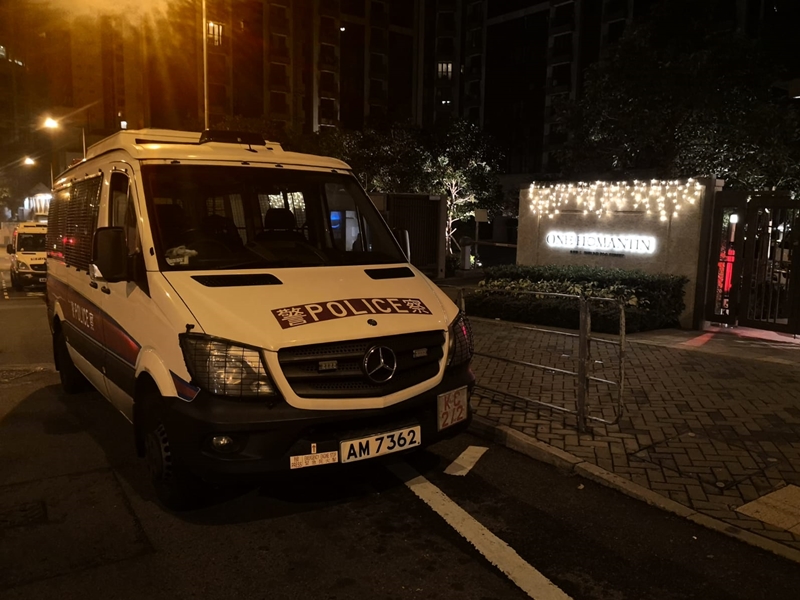 一名男子於何文田單位將其飼養的伯恩山犬擲到露台地上，一名候車男子目睹事件，立即報警。