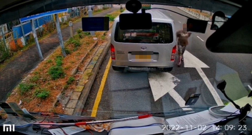 影片顯示，1名小型貨車司機下車走到貨車前。Lai Yiu Kuen影片擷圖