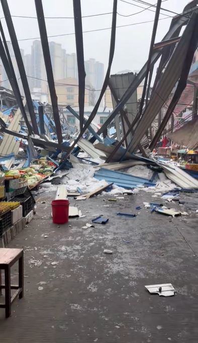 湖南益阳南县人民路有菜市场坍塌，伤亡未明。影片截图