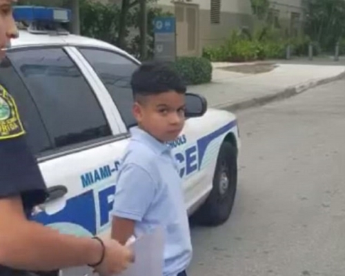 7岁男童被被警方用手扣锁上。 网上图片