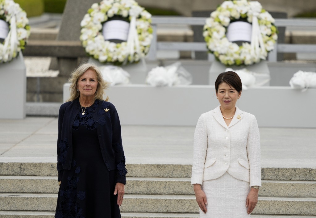 美国第一夫人吉尔（左），与日本首相夫人岸田裕子亦有出席。路透