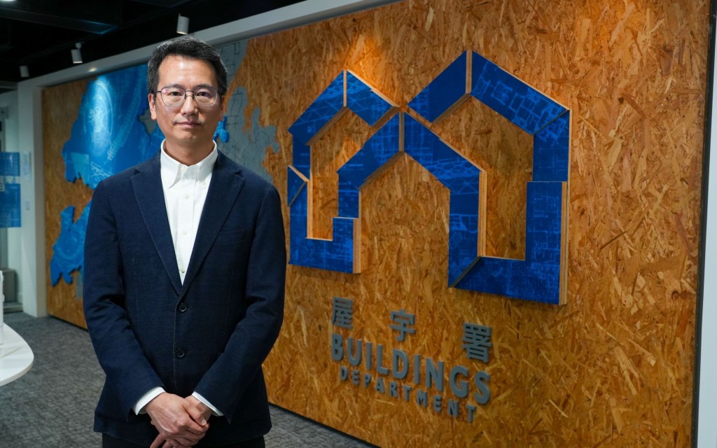 何镇雄表示,屋宇署会进一步加快处理首次提交或经重大修订的一般建筑图则,将审批时间由现时的60天缩短至45天。宁汉豪网志图片 何镇雄表示,屋宇署会进一步加快处理首次提交或经重大修订的一般建筑图则,将审批时间由现时的60天缩短至45天。宁汉豪网志图片