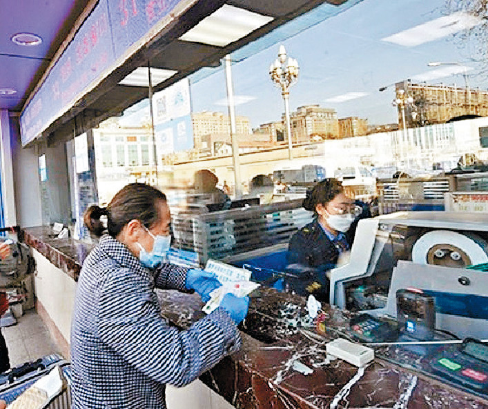 ■春運高峰期車票昨起開售。
