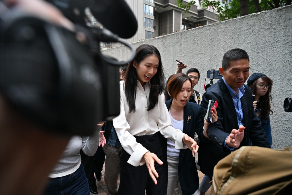 江旻憓報名參選立法會旅遊界,被大批記者追訪。 江旻憓報名參選立法會旅遊界,被大批記者追訪。