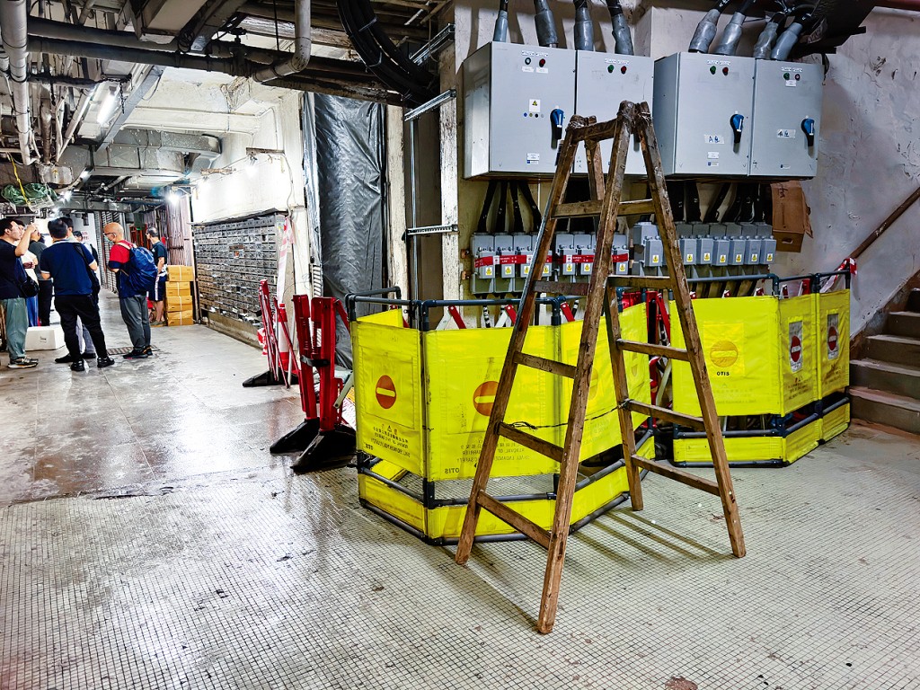 工程人員昨晨於益豐大廈A座及C座重新安裝電力裝置,以承受供電電量。