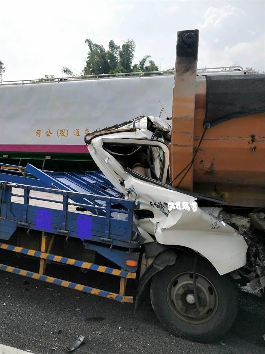 大貨車車頭被壓扁兩父子遭夾死。中時