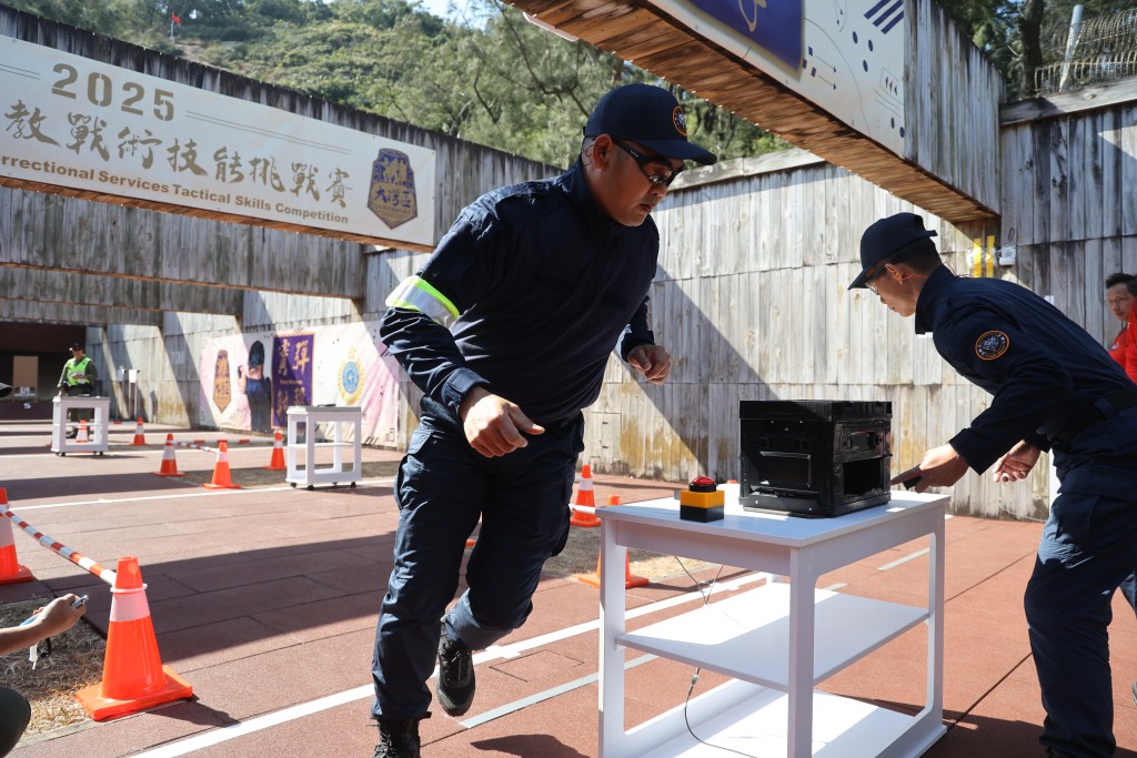 速射接力講求速度，每隊派出5名成員，負責不同距離射擊點，由遠至近，最快為之勝出。