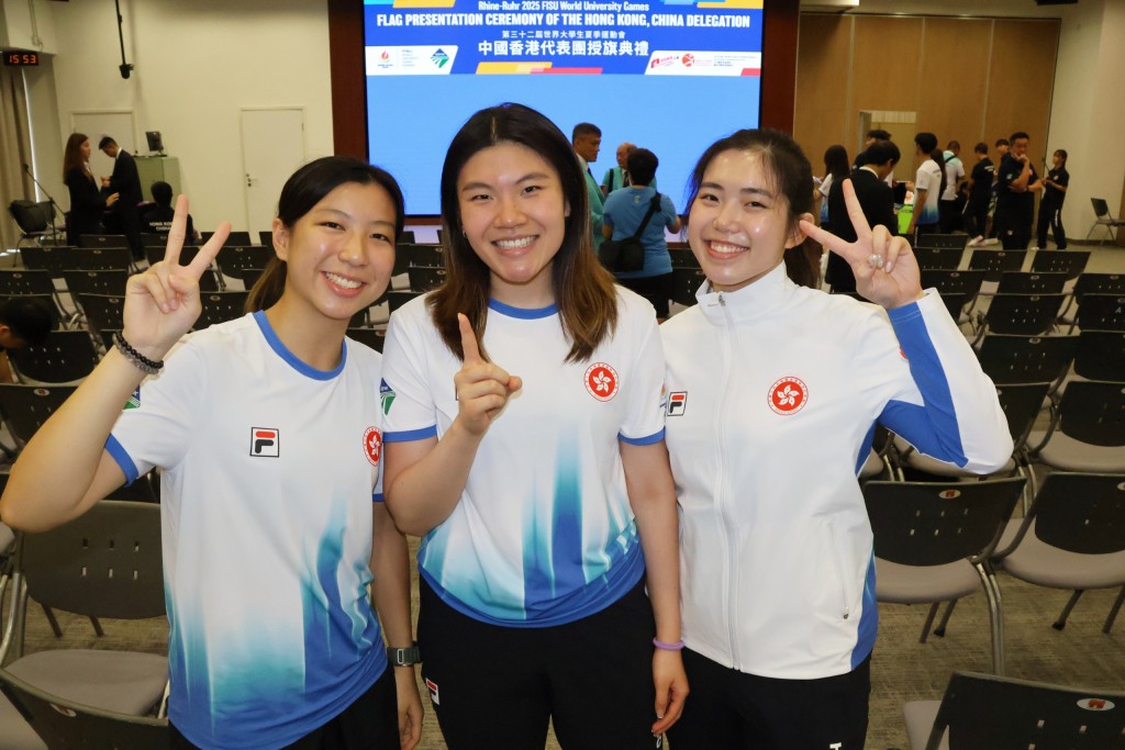 3位女子佩劍上周出席世大運授旗禮,薜雅齊(中)手中的1字,代表她第一次參加世大運,右為朱詠翹、左為梁洛文。資料圖片 3位女子佩劍上周出席世大運授旗禮,薜雅齊(中)手中的1字,代表她第一次參加世大運,右為朱詠翹、左為梁洛文。資料圖片