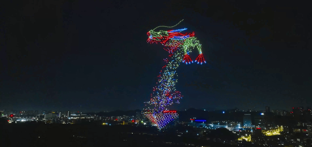 深圳夜空巨龙为祖国庆生。