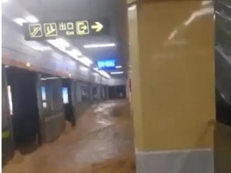 洪水湧入地鐵站五號線，導致12名乘客罹難。網圖