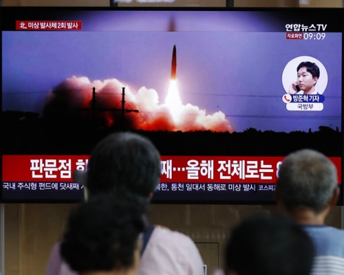 北韩周五清晨在江原道通川郡一带向东部海域发射两枚不明飞行物。AP