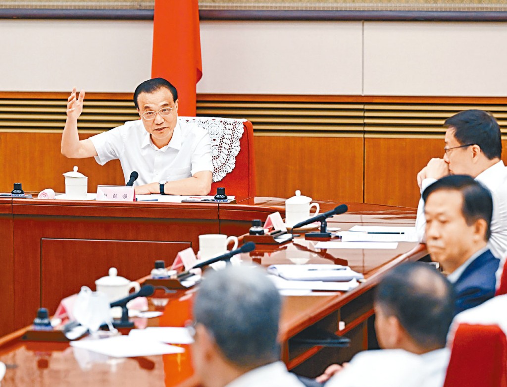 李克強主持召開經濟形勢專家和企業家座談會。