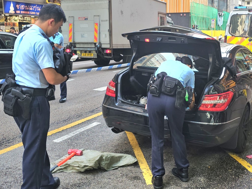 警员于车内发现刀、棍、铁锤等怀疑攻击性武器。徐裕民摄