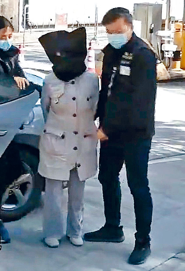 涉案「女特務」被捕帶署扣查。