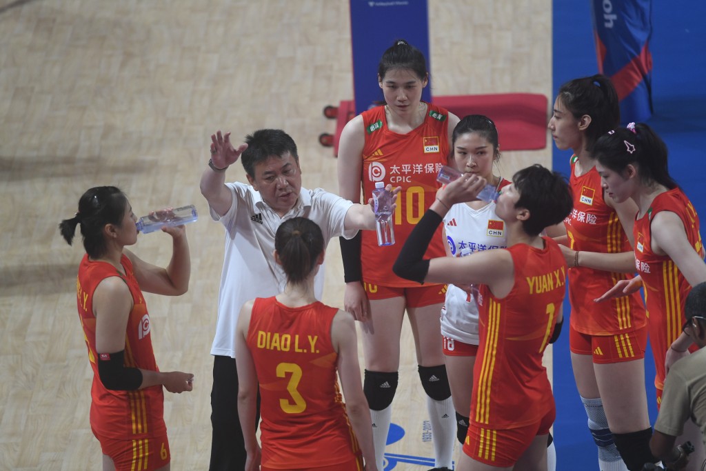 中国女排教练蔡斌(左二)向球员讲解战术。吴家祺摄