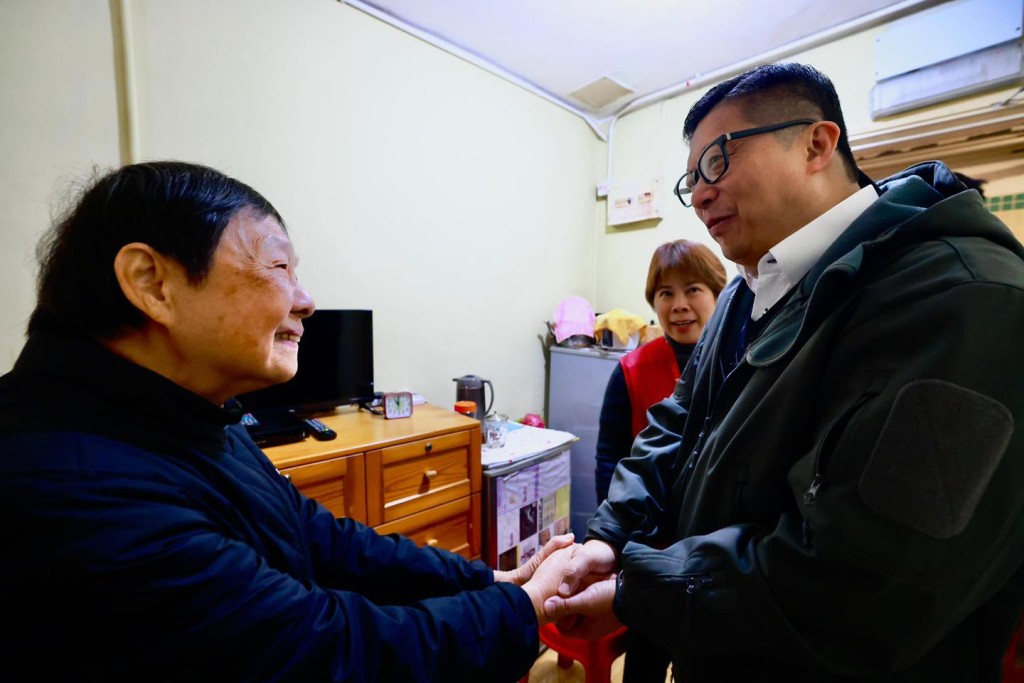 鄧炳強今早與關愛隊等採訪一名81歲鍾婆婆。鄧炳強fb 鄧炳強今早與關愛隊等採訪一名81歲鍾婆婆。鄧炳強fb