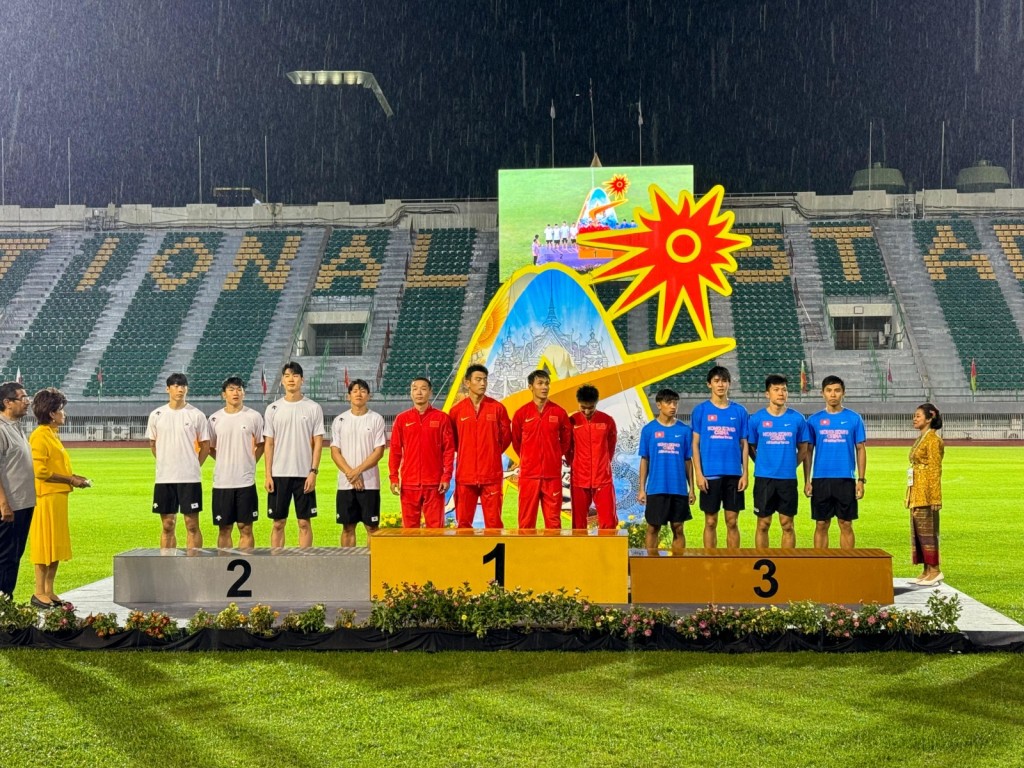 中国（红衫）、南韩（白衫）及中国香港（蓝衫）分夺冠、亚、季。中国香港田总FB
