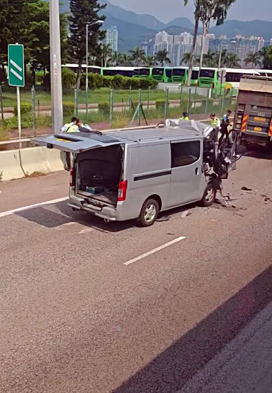 客貨車車頭嚴重變形。網上圖片