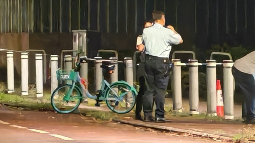 現場遺下一輛共享單車。資料圖片 現場遺下一輛共享單車。資料圖片
