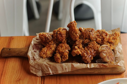 韩式炸鸡店「Red Chicken」提供近10款口味。