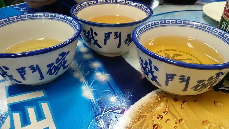 东宝小馆为香港标志性的大排档，用「战斗碗」饮酒。资料图片