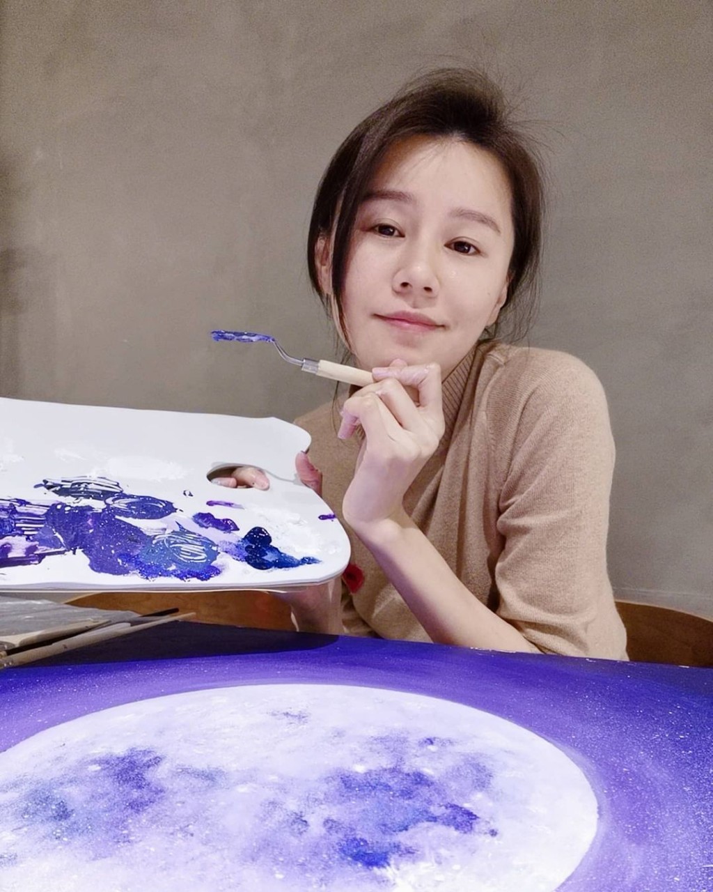 黃翠如表示自己喜愛通宵畫畫，因為不會受人影響。