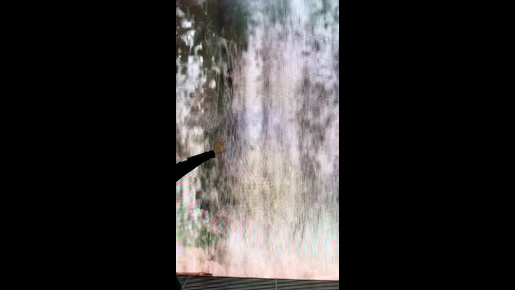 轻触潺潺流动的「瀑布庭园」影像，即可体验水花四溅。短片截图