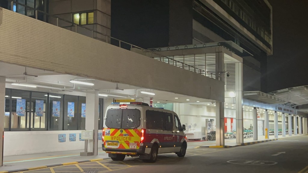 醫院外泊了一輛警車。楊偉亨 醫院外泊了一輛警車。楊偉亨