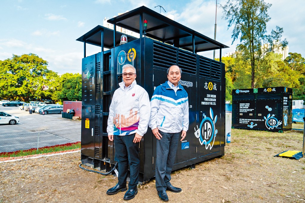 機電工程署署長潘國英（左）率領署方團隊，到粉嶺高爾夫球場參觀氫能發電系統。
