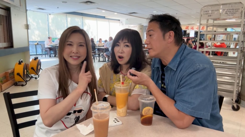 三位好友難得聚首大歎港式美食。（影片截圖：《李婉華頻道》）