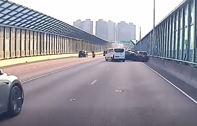 三私家車在最右線相撞。fb 車cam L（香港群組）  