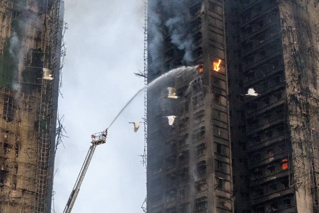 宏福苑五級火，至清晨開始受控。蘇正謙攝